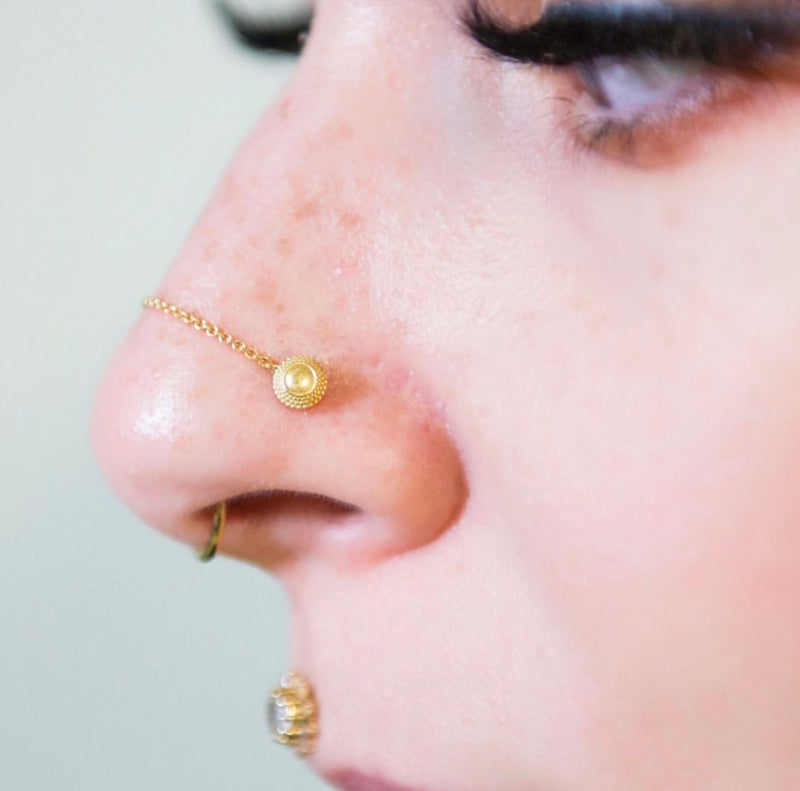 foto di viso di donna con piercing al naso