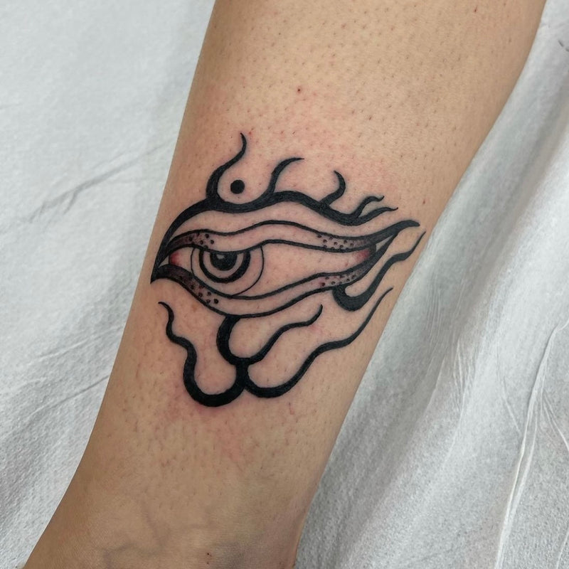 tatuaggio di occhio in nero e grigio eseguito da loris bak