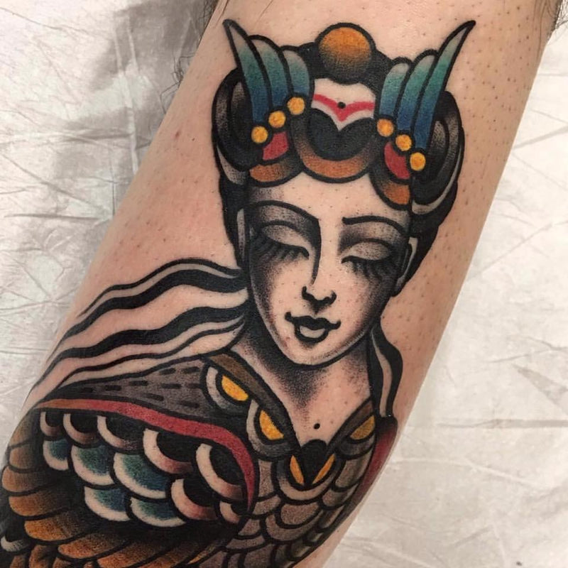 tatuaggio old school di donna uccello
