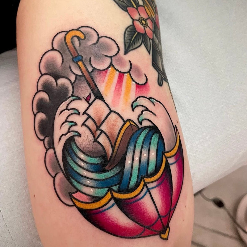 tatuaggio old school raffigurante ombrello, mare in tempesta, nave eseguito da vanessa la vi