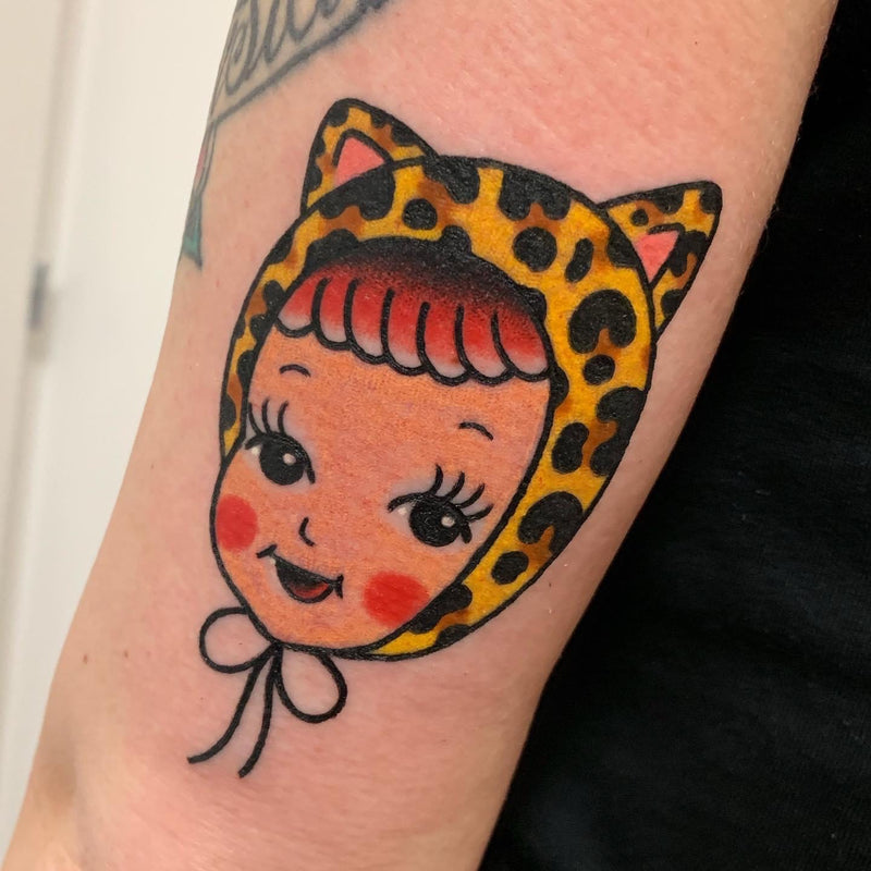tatuaggio di bambina con copricapo leopardato eseguito da olimpia quartieri
