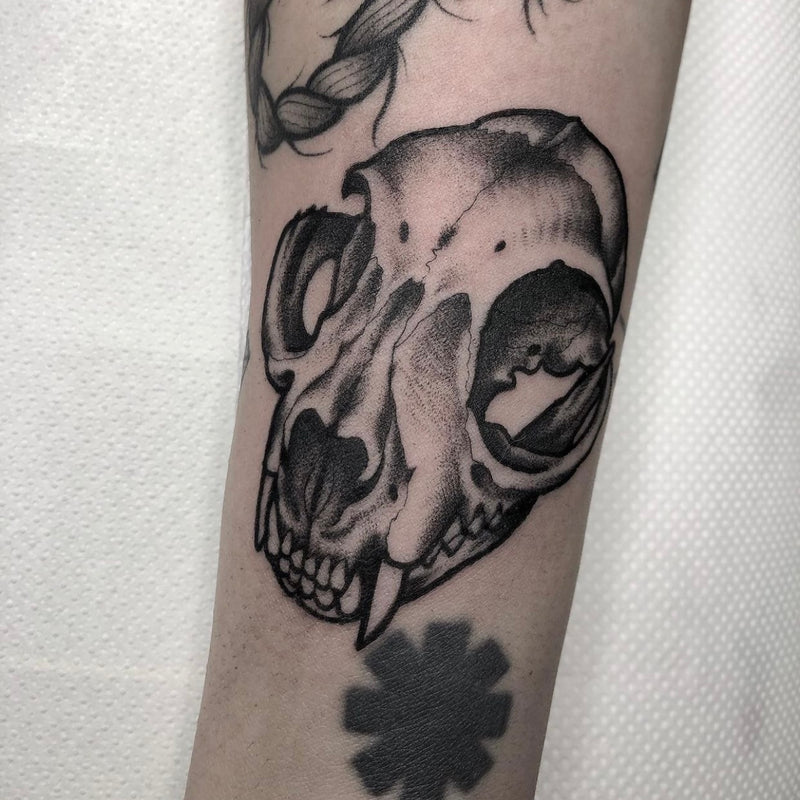 tatuaggio teschio in nero e grigio eseguito da deborah ferranti