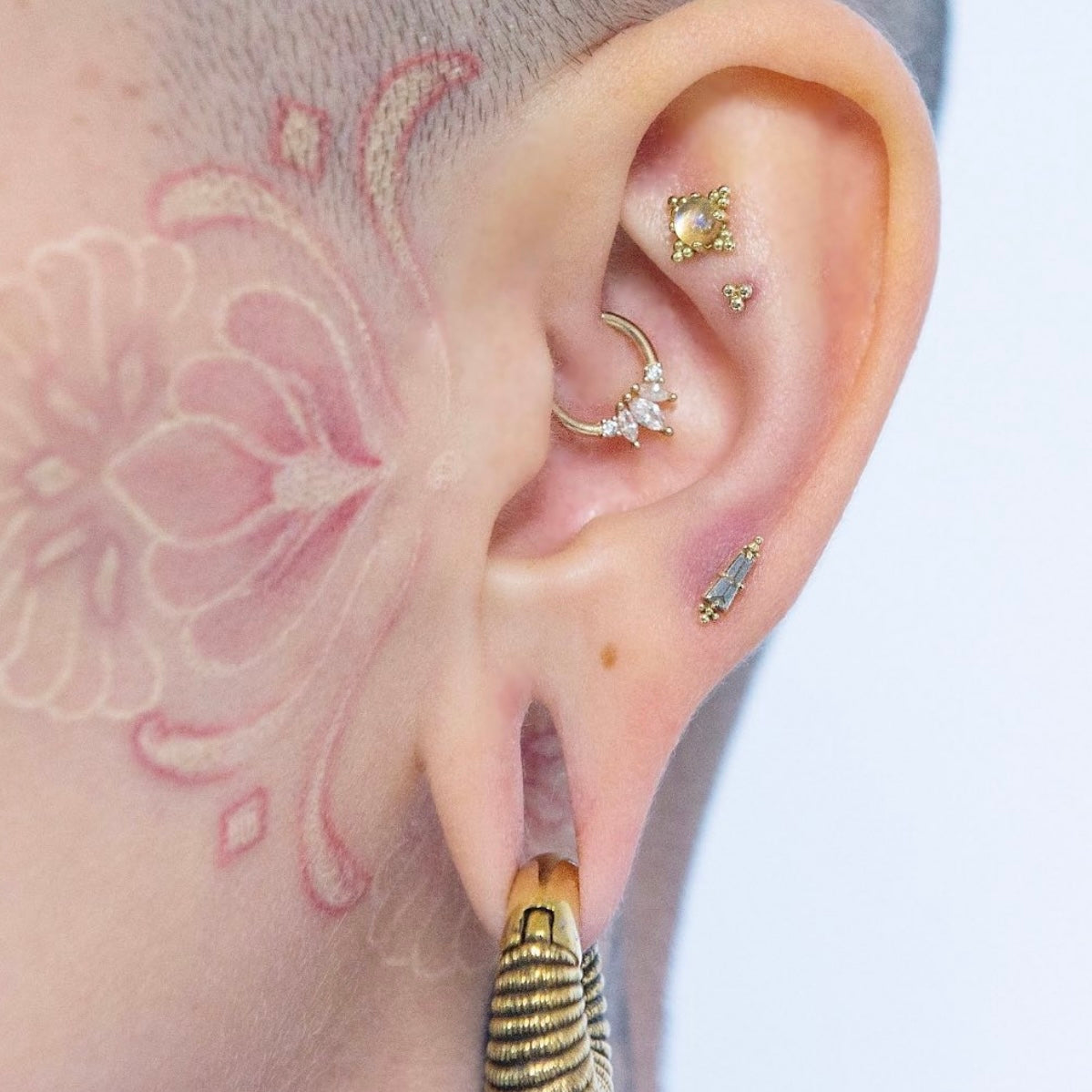 foto orecchio con fori multipli e piercing gioiello
